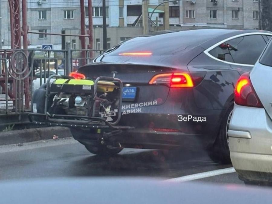 tesla_with_gasoline_generator.jpg